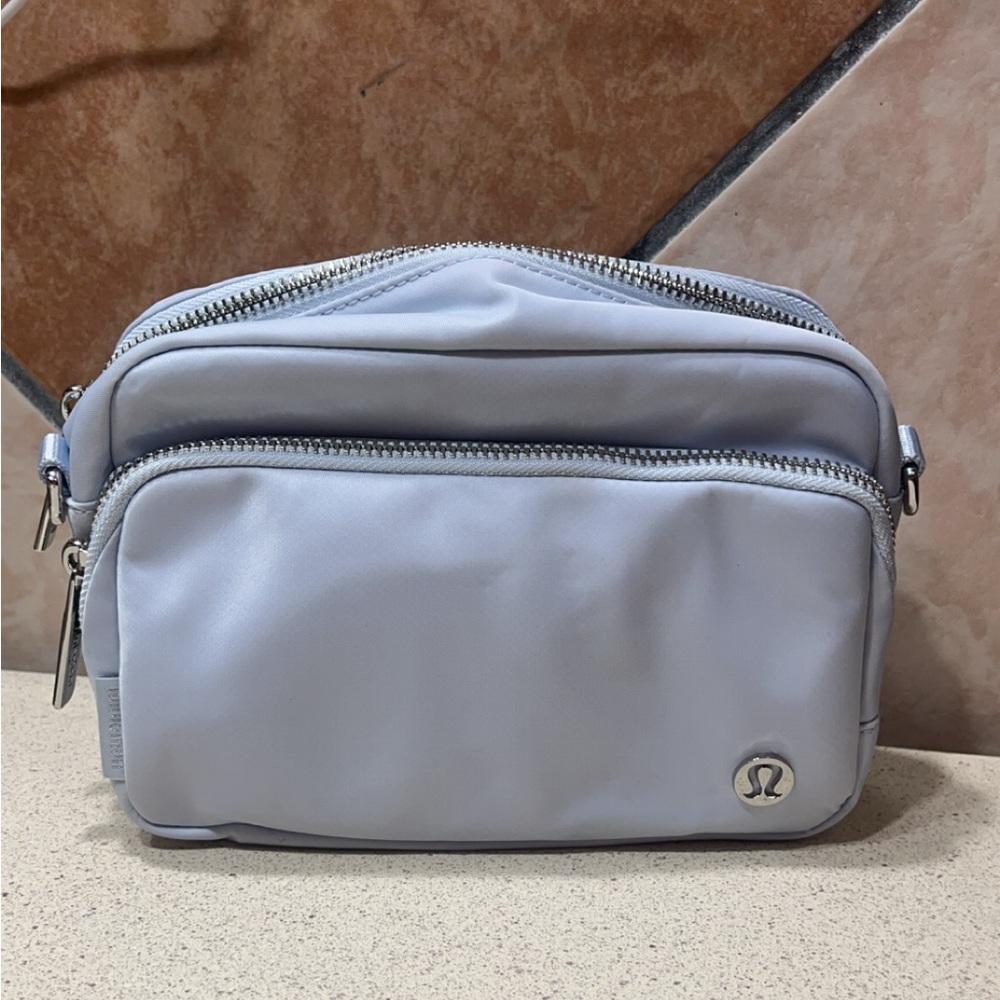 Everywhere Crossbody Bag 2L
Metal Hardware